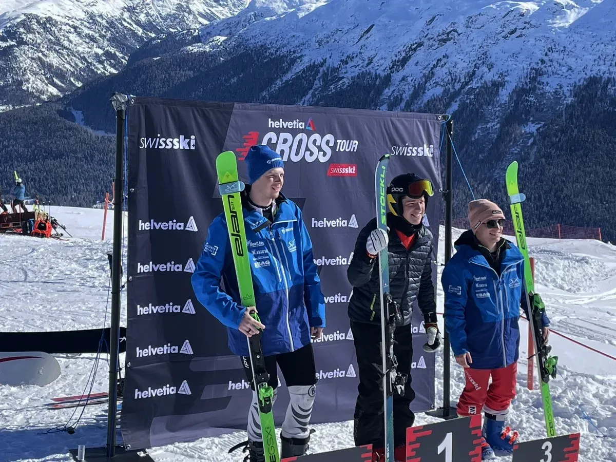 Wolfgang Mahn bei einer Siegerehrung nach einem Skicross-Rennen
